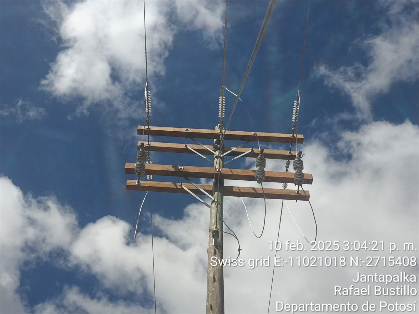 Estructura de doble cruceta con aisladores de porcelana y bajantes, en Potosí.