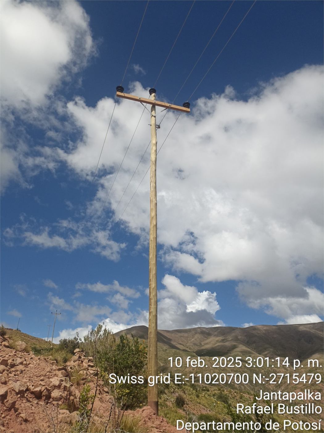 Poste de Baja Tensión con cruceta y aisladores instalado en ladera del altiplano, en Potosí.