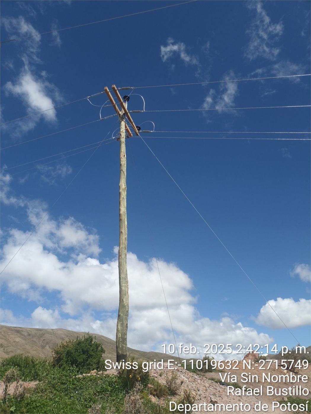 Poste de línea de Media Tensión con retenidas y conductores tendidos, en Potosí.